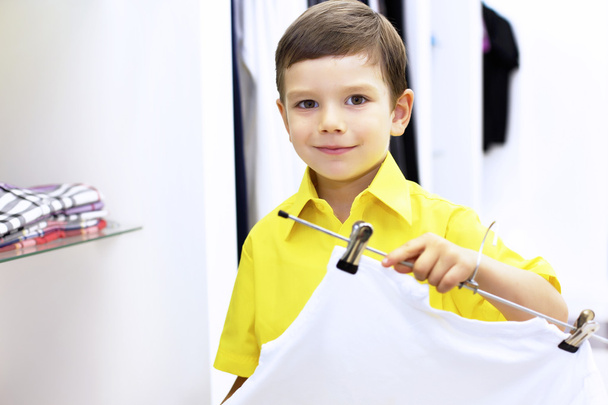 Little boy doing shopping - Foto, afbeelding