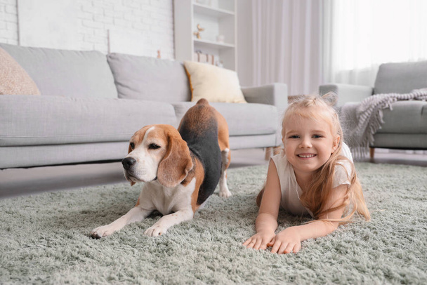 Aranyos kislány Beagle kutyával otthon - Fotó, kép