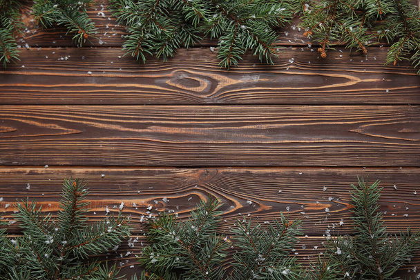 Bei rami di albero di Natale con neve su sfondo di legno marrone - Foto, immagini