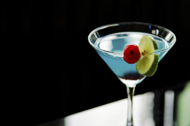blue cocktail with cherry and lime - Foto, immagini
