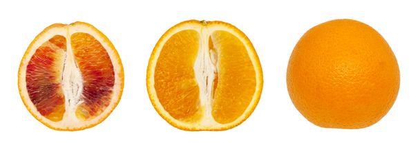 Geïsoleerde oranje vruchten en segmenten - Foto, afbeelding