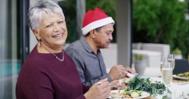 Πρόσωπο, παππούδες και χριστουγεννιάτικο γεύμα με γιορτή, ευτυχία και χαμόγελο με ένα πάρτι. Πορτρέτο, ηλικιωμένη γυναίκα και ηλικιωμένος άνδρας με καπέλο, Χριστούγεννα και χαρούμενα με εορταστική περίοδο, διακοπές και σπίτι. - Πλάνα, βίντεο