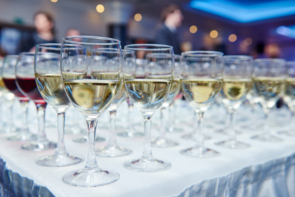 glasses with wine in row - Foto, Bild