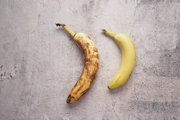 Zgniły banan na białym tle - Zdjęcie, obraz