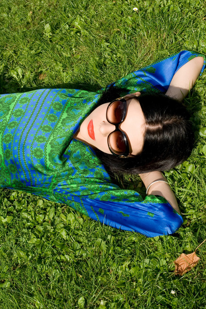 Girl lying on grass in park - Foto, Imagen