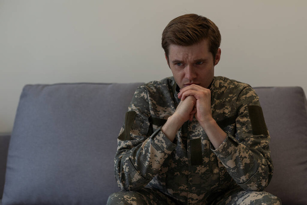 Pensativo joven guapo soldado en uniforme militar
 - Foto, Imagen