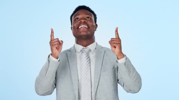 Pointing up, gezicht of gelukkig zakenman in de studio op blauwe achtergrond voor mockup ruimte promotie. Zwarte man, contact of Afrikaanse financieel adviseur die een deal aanbod, aankondiging of beleggingsnieuws laat zien. - Video