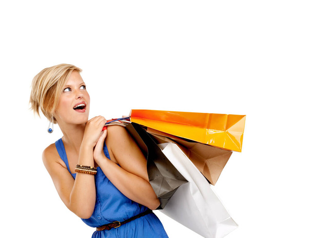 Γυναίκα, wow και τσάντα για ψώνια για έκπτωση, πώληση και λιανική giveaway ή τον ανταγωνισμό σε λευκό φόντο. Χαρούμενος πελάτης ή ενθουσιασμένος με έκπληξη για ανακοίνωση, νίκη και μόδα στο studio. - Φωτογραφία, εικόνα