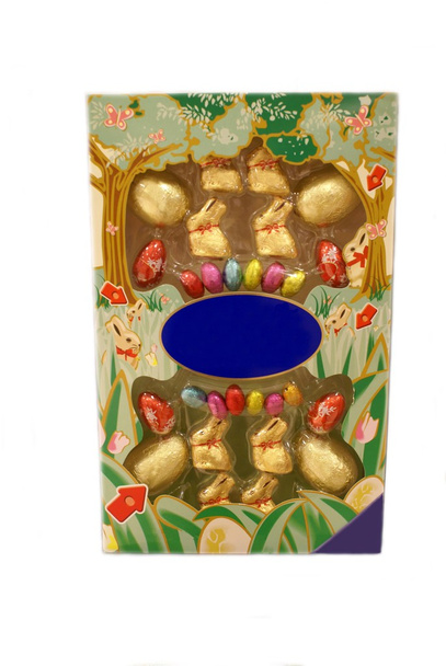 Caixa de chocolate de ovo de Páscoa embrulhado e coelhos
 - Foto, Imagem