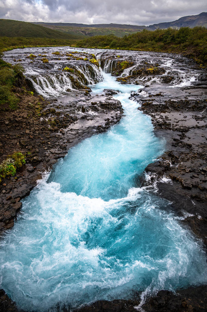 Wodospad Bruarfoss na Islandii w pochmurny dzień - Zdjęcie, obraz