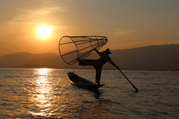 Pescador tradicional em Inle Lake
 - Foto, Imagem