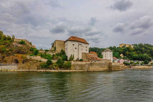 Passau, Saksa - 21. heinäkuuta 2023: Panoraamanäkymät Veste Niederhausin linnoitus Tonavalla. Antiikkilinnoitus Passaussa, Ala-Baijerissa, Saksassa - Valokuva, kuva