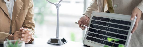 Alternatywne środowisko energetyczne przedsiębiorcy wyjaśniają o panelu ogniw słonecznych i energii odnawialnej. - Zdjęcie, obraz