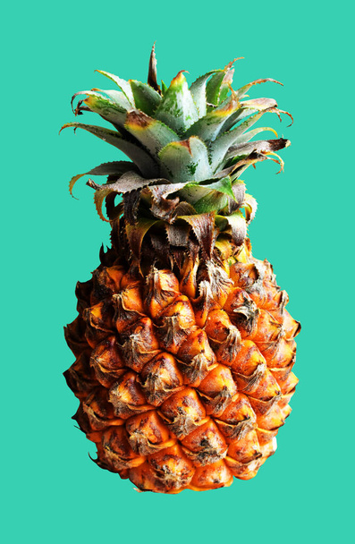 Ananas isolato su sfondo verde, nessuna ombra con percorso di ritaglio, frutti sani, cibo e bevande - Foto, immagini