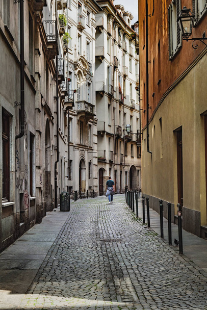 Torinossa, Italiassa. Näkymä Via Franco Bonellille, kulmassa Via delle Orfanen kanssa, miehen kävellessä kapealla kadulla. Kaasuturbiinit. - Valokuva, kuva