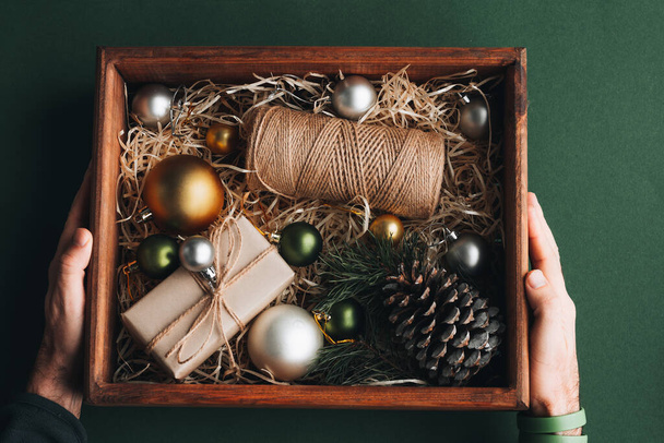 Drewniane pudełko z dekoracjami świątecznymi. Sztandar świąteczny. - Zdjęcie, obraz