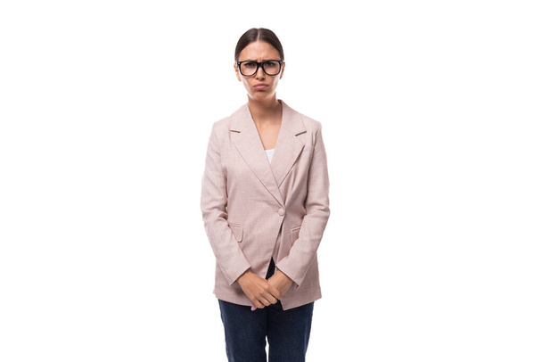 лидер - симпатичная 30-летняя бизнесвумен с черными волосами в бежевой куртке и очках. - Фото, изображение
