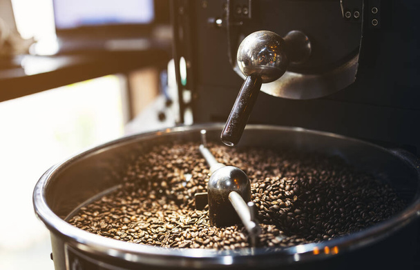 Primer plano de granos de café en tostadora - Foto, imagen
