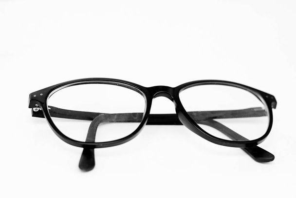 Brille auf einem Tisch in einem Optikergeschäft keine Menschen auf weißem Hintergrund Archivbild - Foto, Bild
