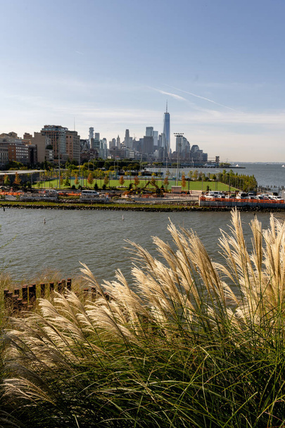 ニューヨークのスカイラインの背景を持つハドソン川の景色 - 写真・画像