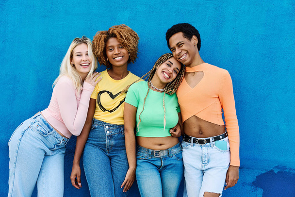 Портрет чотирьох крутих молодих багатоетнічних і гендерних різноманітних друзів, які позують на відкритому повітрі - Фото, зображення