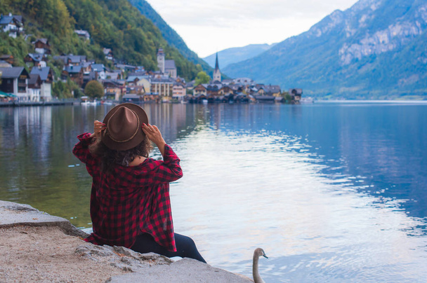 Ισπανίδα γυναίκα σε διακοπές - θέα στη φύση, έννοια του ταξιδιού στα βουνά, Ευρώπη. Ιδέες για ταξίδι. - Φωτογραφία, εικόνα