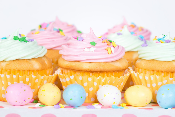 Pastel Easter cupcakes with candy and sprinkles - Foto, Imagen