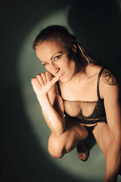 Αισθησιακή σέξι κυρία με εσώρουχα σε ερωτική καλλιτεχνική φωτογραφία πορτρέτο. - Φωτογραφία, εικόνα