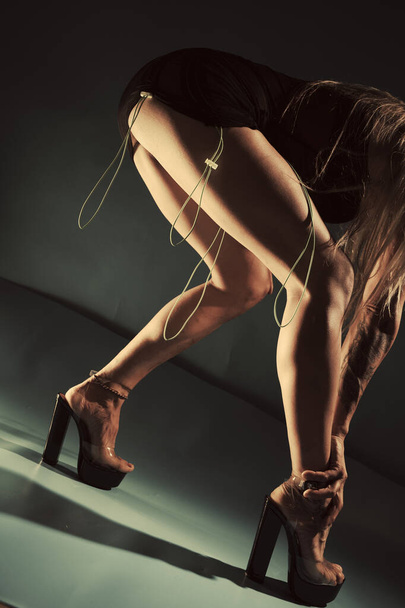 Sexy modello di fitness gambe lunghe influencer posa seducente in studio di fotografia. - Foto, immagini