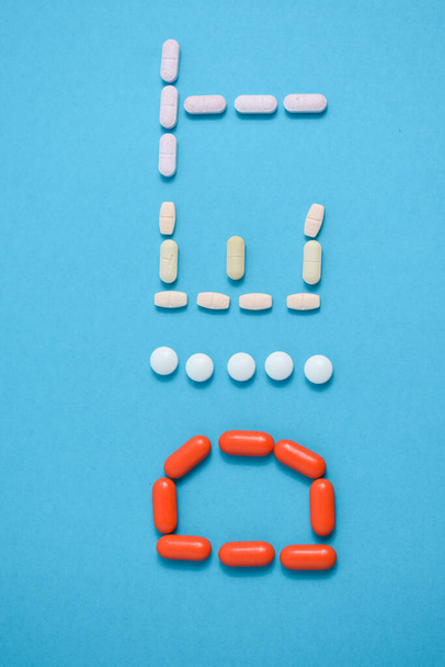 青い背景,補足,ビタミン,多彩に隔離された多彩な薬の丸薬からの食事の単語 - 写真・画像