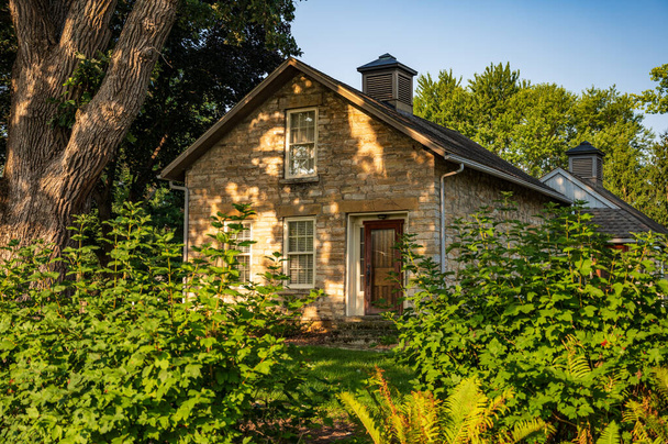 Historisch oud stenen huis aan de rand van de stad in Rochester, Minnesota - Foto, afbeelding