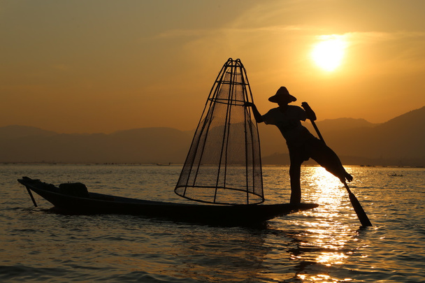 Традиционный рыбак на озере Инле
 - Фото, изображение