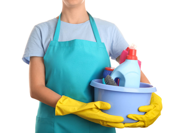 Serviço de limpeza trabalhador segurando tigela de plástico com suprimentos de limpeza em fundo branco - Foto, Imagem