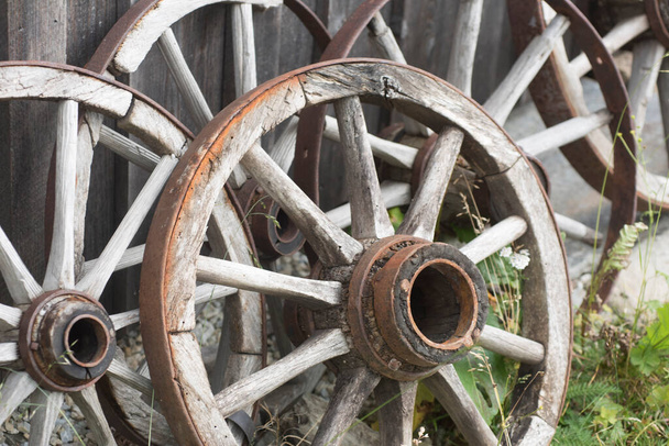 車輪は人類の初期の発明であり重要な道具です - 写真・画像