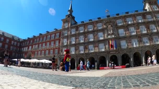 MADRID, SPANJE - JULI 8, 2023: Plaza Mayor is een grote openbare ruimte in het historische hart van Madrid, Spanje op 8 juli 2023 - Video