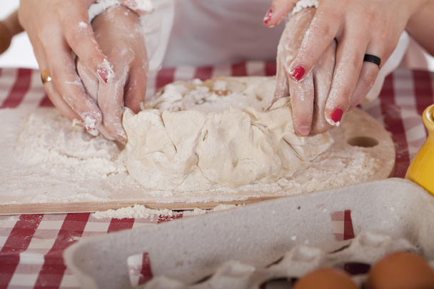 Cerca de las manos de la familia están horneando pasteles en la cocina casera
 - Foto, Imagen