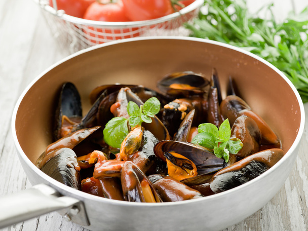 Mussel with tomato sauce and basil over casserole - Fotó, kép