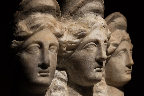 Tres cabezas romana-asiática antigua estatua de hermosas mujeres, Dios
 - Foto, Imagen