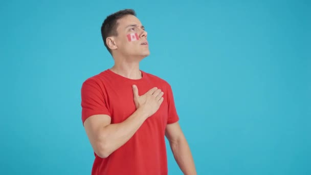 Video ve studiu s chromou muže, který poslouchá kanadskou hymnu s vážností - Záběry, video
