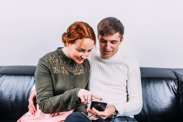 Young couple looking at phone - Foto, imagen
