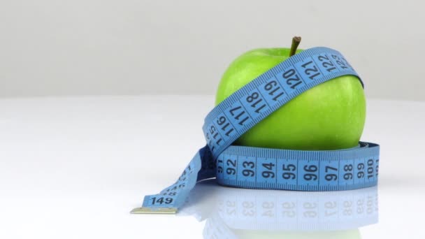 Apple και η μέτρηση διατροφή έννοια ταιριάζει ζωή - Πλάνα, βίντεο