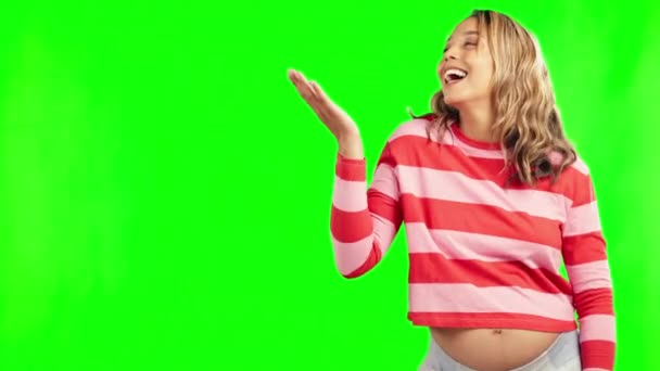 Студия, рука или счастливая беременная женщина на зеленом экране для продвижения сделки, предложение продажи или объявление. Беременность, материнство или мама будут улыбаться показывая макет место для рекламы или маркетинга. - Кадры, видео