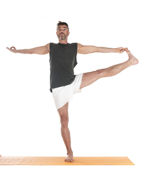 человек и hatha yoga asana перед белым фоном - Фото, изображение