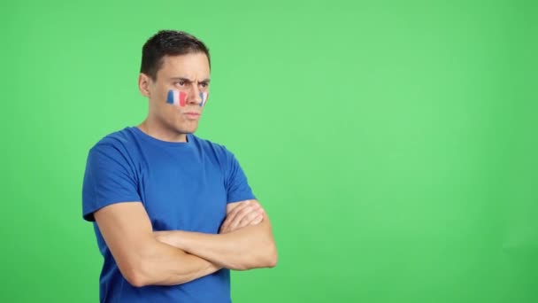 Vidéo en studio avec chroma d'un patriote français détournant les yeux avec une expression sérieuse - Séquence, vidéo