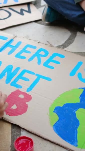 koncepce změny klimatu. lidé kreslí plakáty na protest   - Záběry, video