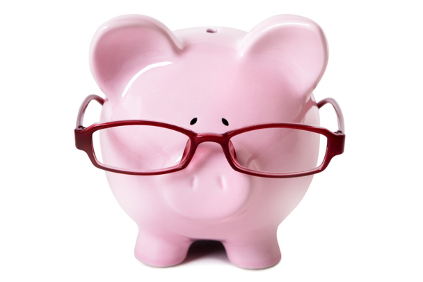 roze piggy bank dragen van een bril - Foto, afbeelding