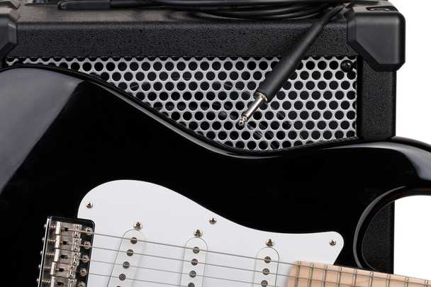 Гітара з підсилювачем і звуковим шнуром з джеком крупним планом
 - Фото, зображення
