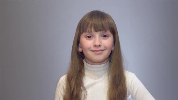 Dziewczyna zarysowania rękę Karczek - Materiał filmowy, wideo