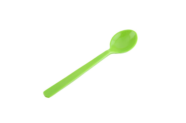 Πράσινο πλαστικό κουτάλι που απομονώνονται σε λευκό. - Φωτογραφία, εικόνα