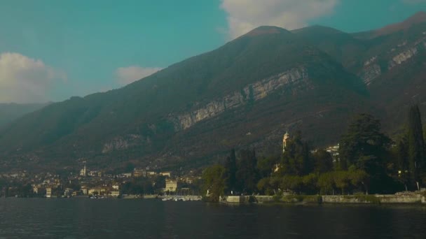 Maisema Como järven rannalla ja Villa del Balbianello kartano. Tämä paikka tunnetaan kuuluisa elokuvia asetettu. Vene liikkuu Como-järvellä. Tremezzina, Como Lake, Lombardia, Italia. Laadukas FullHD - Materiaali, video